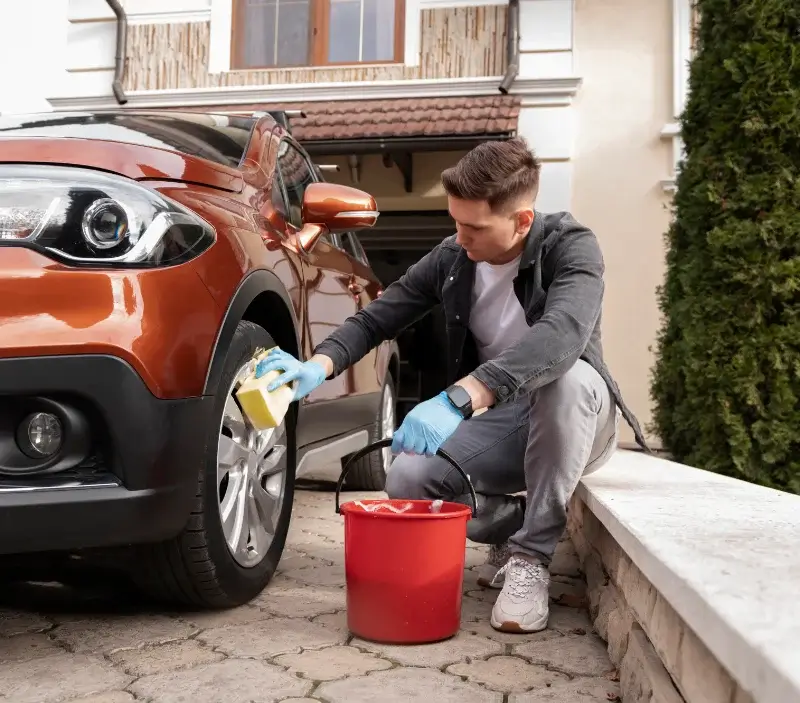 Lavage auto à domicile Plescop : professionnel intervenant sur un véhicule